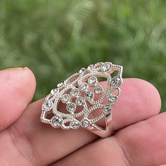 Silver Filigree Clear Crystal Cocktail Ring EUC Size 10 Silver Toned - Picture 4 of 8